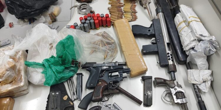Polícia Militar realiza grande apreensão de drogas e armas com prejuízo de mais de meio milhão de reais para traficante