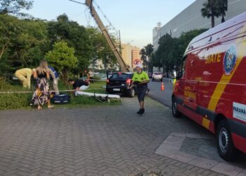 Motorista sai da pista e bate em poste no bairro Portão