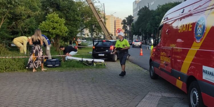 Motorista sai da pista e bate em poste no bairro Portão
