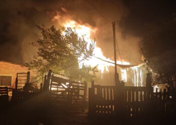 Incêndio destrói três residências na Vila Pantanal em Curitiba