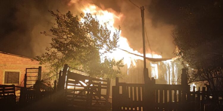 Incêndio destrói três residências na Vila Pantanal em Curitiba