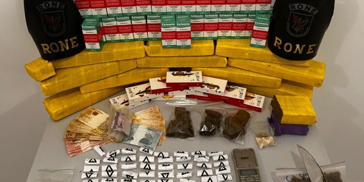 RONE estoura biqueira e apreende drogas no Parque da Fonte em São José dos Pinhais