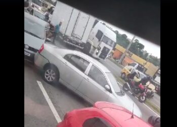 Embriagado, motorista de caminhão invade pista contrária e atinge seis veículos na RMC