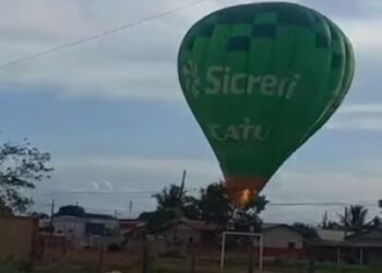 Balão com Papai Noel pega fogo, cai em cima de casas e duas pessoas ficam feridas