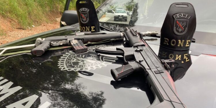 Armados de fuzil e usando colete balístico, criminosos enfrentam a RONE e tombam em confronto