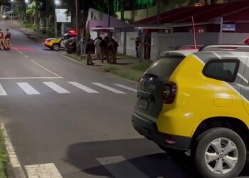 Criminosos invadem residência para realizar roubo e um morre em confronto com a PM