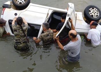 Heroísmo e salvamento: Policiais militares resgatam casal de idosos após veículo cair no mar