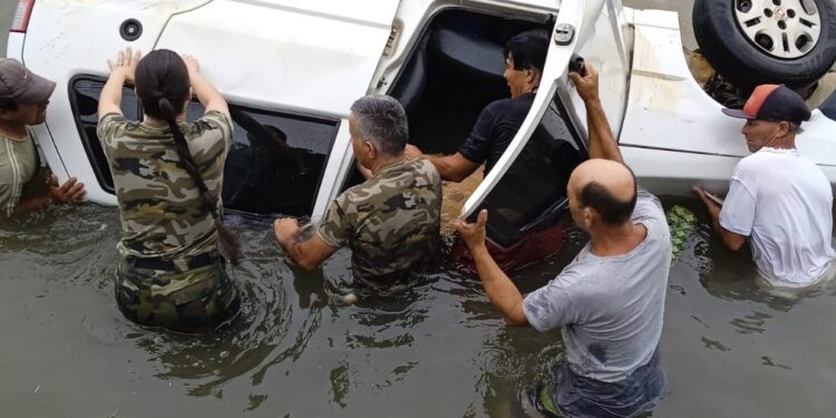 Heroísmo e salvamento: Policiais militares resgatam casal de idosos após veículo cair no mar