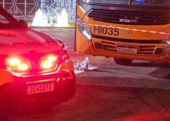 Criminoso faz arrastão em coletivo, mas é surpreendido por policial de folga e leva a pior