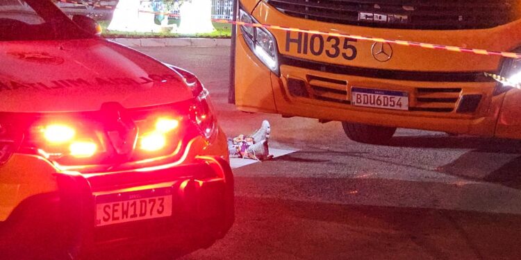 Criminoso faz arrastão em coletivo, mas é surpreendido por policial de folga e leva a pior