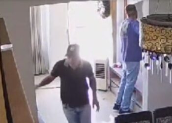 Câmera registra ladrões “fazendo a limpa” em residência, veja o vídeo