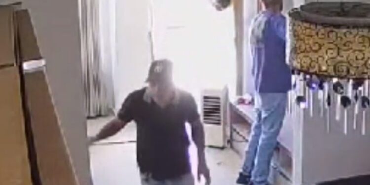 Câmera registra ladrões “fazendo a limpa” em residência, veja o vídeo