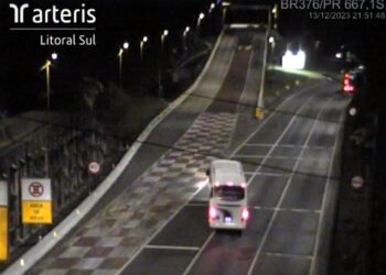 Ônibus com 27 passageiros tem problemas de freio e usa área de escape, veja o vídeo