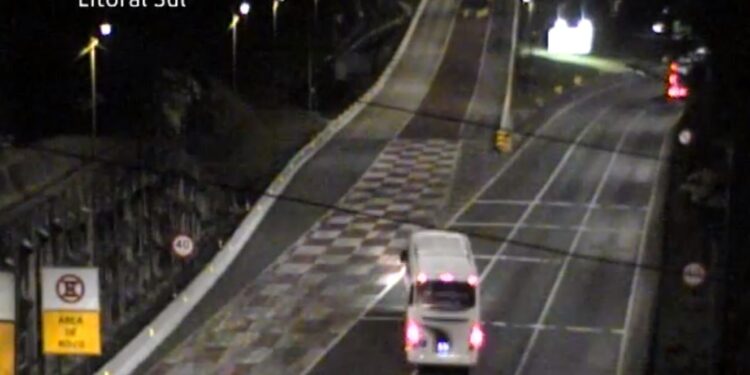 Ônibus com 27 passageiros tem problemas de freio e usa área de escape, veja o vídeo