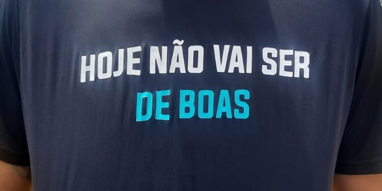 Homem com camiseta “Hoje não vai ser de boas” tem carro de autoescola furtado no litoral