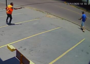 Câmera de segurança registrou momento que flanelinha atira em serralheiro, em São José dos Pinhais
