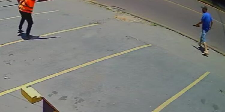 Câmera de segurança registrou momento que flanelinha atira em serralheiro, em São José dos Pinhais