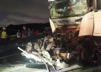 Acidente com caminhões deixa motorista gravemente ferido no Contorno Leste