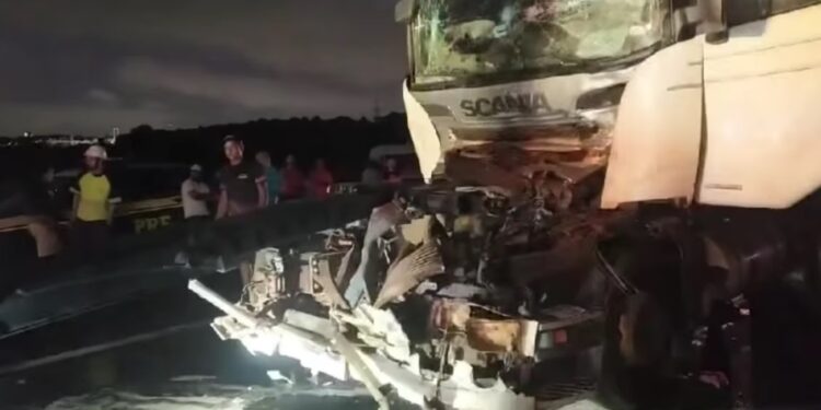 Acidente com caminhões deixa motorista gravemente ferido no Contorno Leste
