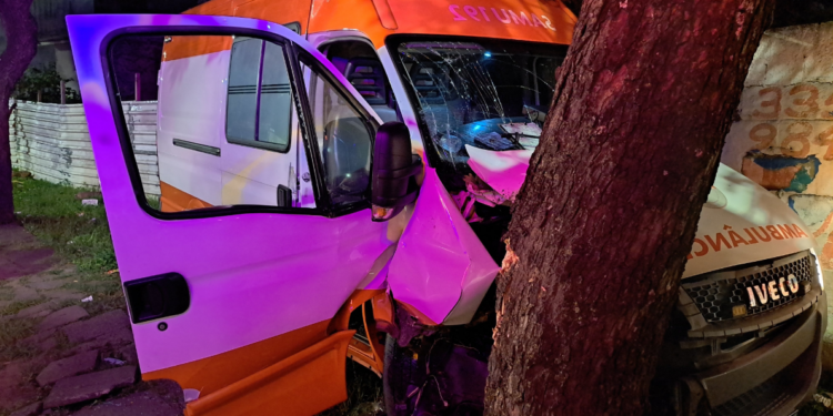 Acidente envolvendo ambulância do SAMU deixa dois feridos, no Novo Mundo