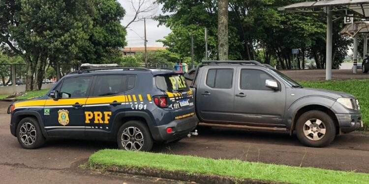 VÍDEO: Motorista acelera caminhonete para cima de policiais e acaba preso após perseguição