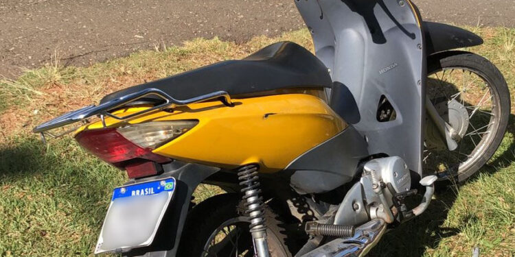 Policiais militares que seguiam para o trabalho prendem criminoso e recuperam moto furtada