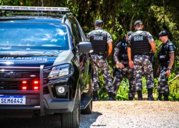 Criminosos que iriam se vingar de policiais são surpreendidos pela RONE; um tombou em confronto