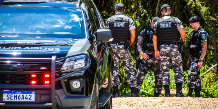 Criminosos que iriam se vingar de policiais são surpreendidos pela RONE; um tombou em confronto