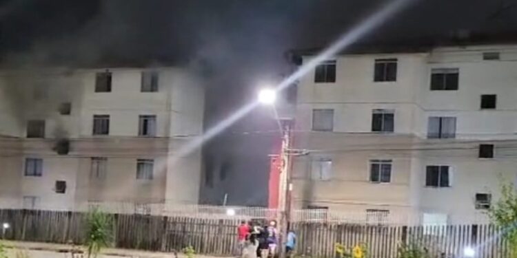Incêndio destrói apartamento no Osternack