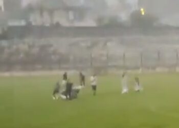 Raio atinge jogadores durante partida de futebol e jovem morre, no Paraná