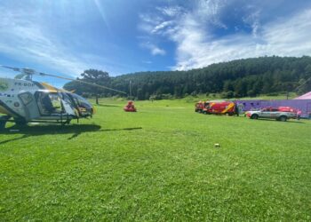 Homem em bicicleta fica gravemente ferido em queda e é socorrido de helicóptero