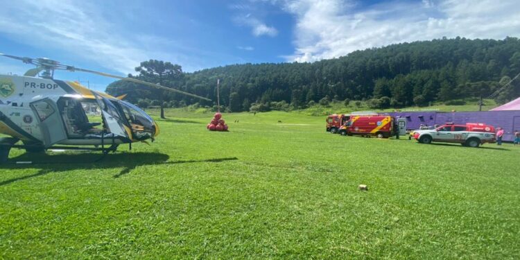 Homem em bicicleta fica gravemente ferido em queda e é socorrido de helicóptero