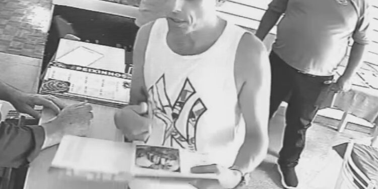 Em dois dias, câmeras registram indivíduo furtando 2 celulares em Curitiba, veja os vídeos