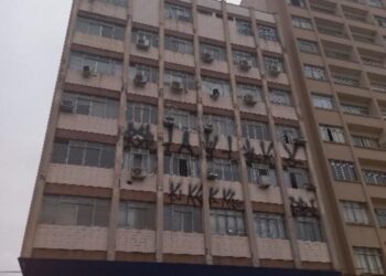 Pichador cai de prédio durante vandalismo e precisa ser resgatado pelos bombeiros, em Curitiba