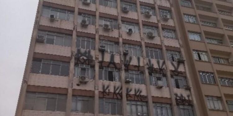 Pichador cai de prédio durante vandalismo e precisa ser resgatado pelos bombeiros, em Curitiba