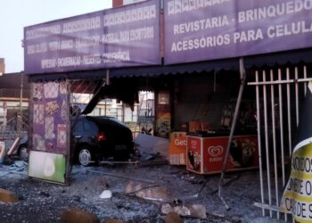 Carro invade loja no Boqueirão e casal sai ileso