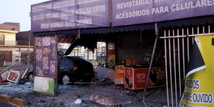Carro invade loja no Boqueirão e casal sai ileso