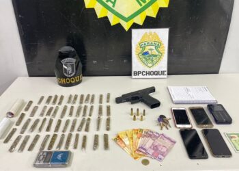 CHOQUE apreende arma, munições e drogas no Uberaba e abordado ainda tenta subornar equipe