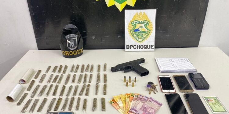 CHOQUE apreende arma, munições e drogas no Uberaba e abordado ainda tenta subornar equipe