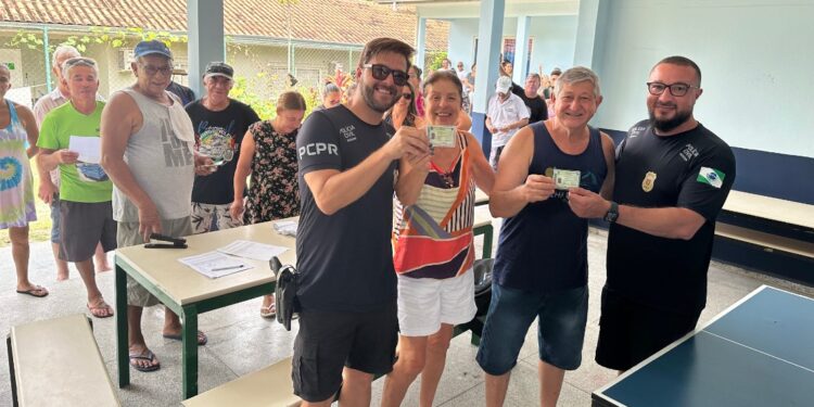Polícia Civil realiza entrega de mais de 260 novas carteiras de identidade na Ilha do Mel