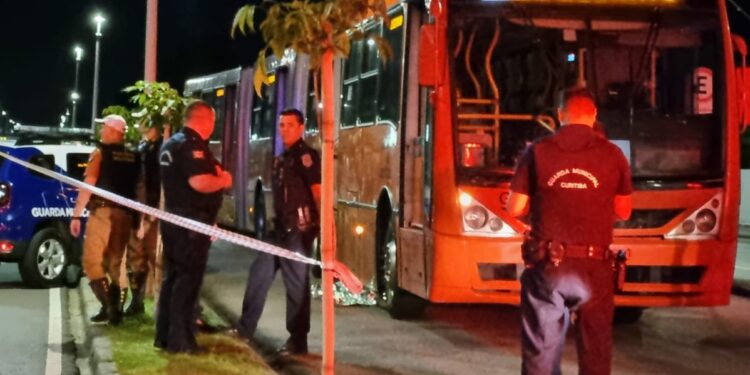 Venezuelana de 18 anos que veio há 1 mês para Curitiba tentar vida nova, morre atropelada por biarticulado