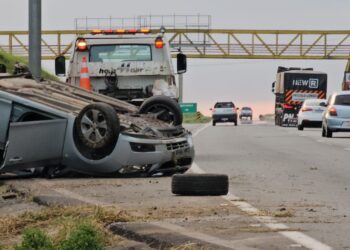 Motorista morre ao capotar veículo por 100 metros na BR-277 em Campo Largo, veja o vídeo