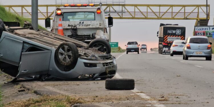 Motorista morre ao capotar veículo por 100 metros na BR-277 em Campo Largo, veja o vídeo
