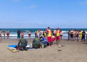 Bombeiro que estava de folga em praia paranaense salva 3 pessoas de afogamento