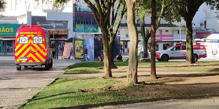 Briga de moradores de rua na Praça Rui Barbosa termina com um esfaqueado