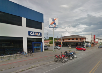 Bandidos invadem agência bancária, arrombam uma única sala e levam cofre com armas de fogo, no Paraná