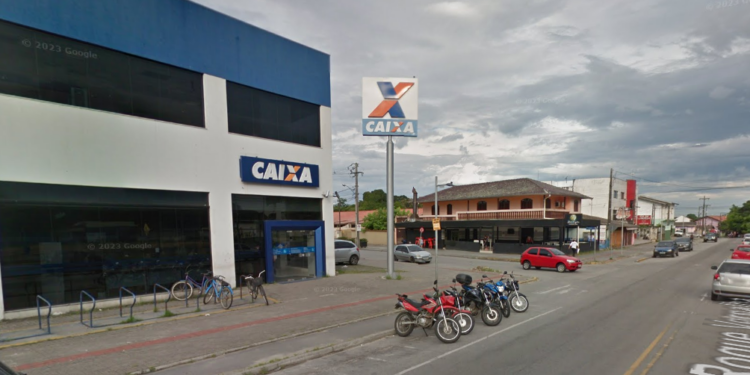 Bandidos invadem agência bancária, arrombam uma única sala e levam cofre com armas de fogo, no Paraná