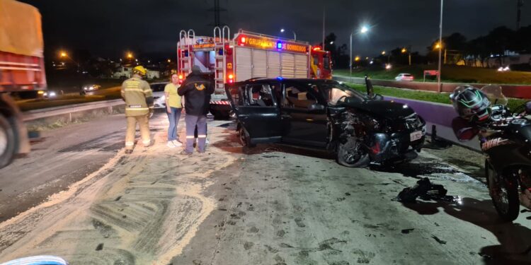 Acidente envolvendo carro e caminhão deixa um ferido no Contorno Sul