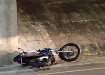 Jovem sofre acidente e morre após sair para socorrer amigo, na RMC