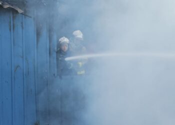 Homem é detido suspeito de ter ateado fogo na casa da companheira após briga, em Curitiba
